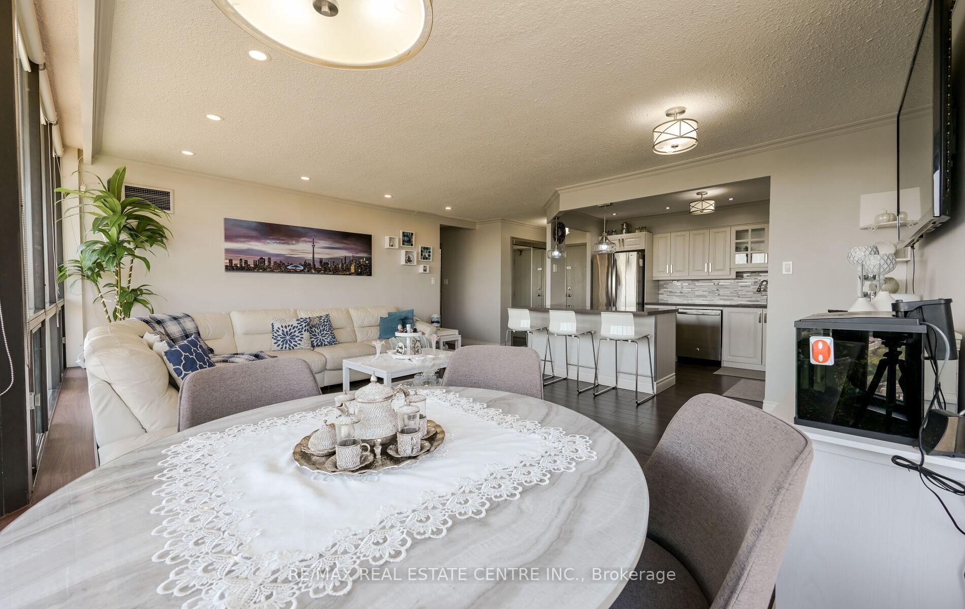 3 Bedrooms Condo at 200 Robert Speck, Mississauga For sale