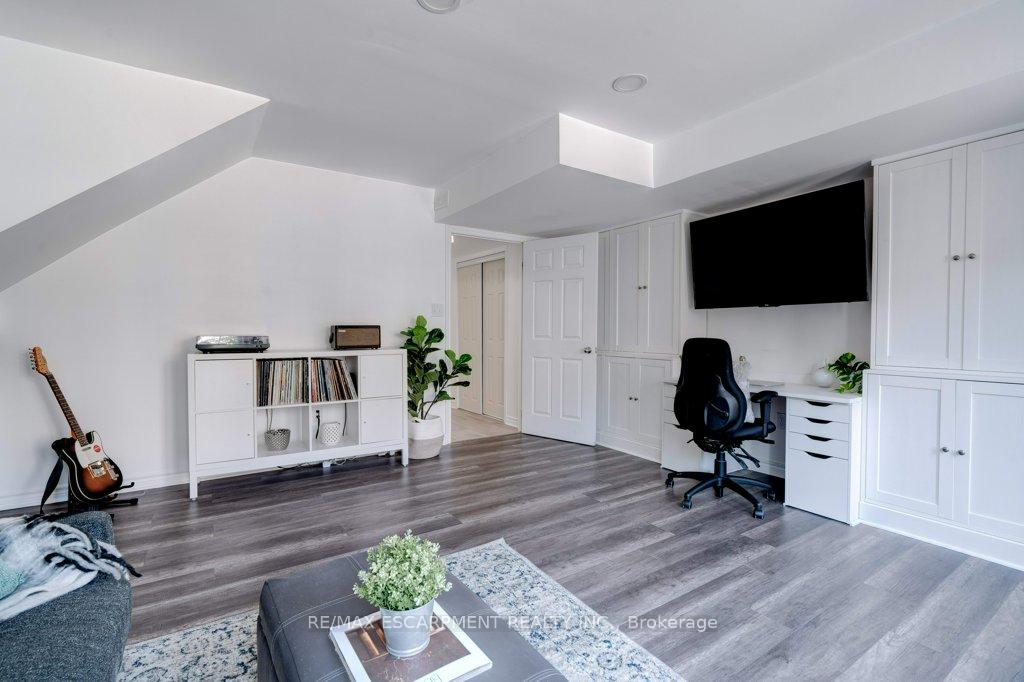 4 Bedrooms Condo at 5090 Fairview, Burlington For sale