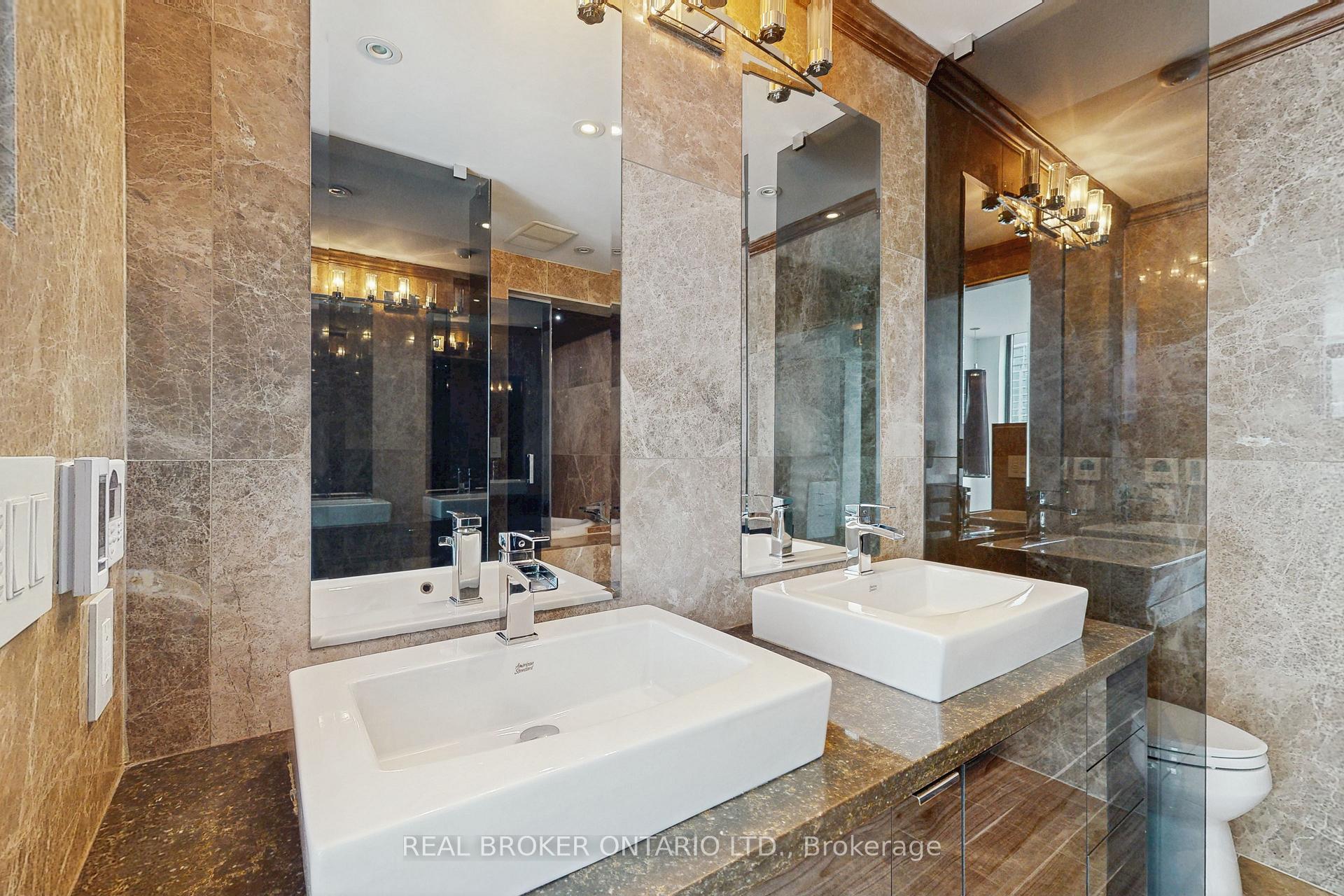 2 Bedrooms Condo at 2121 Lakeshore,  Toronto For sale
