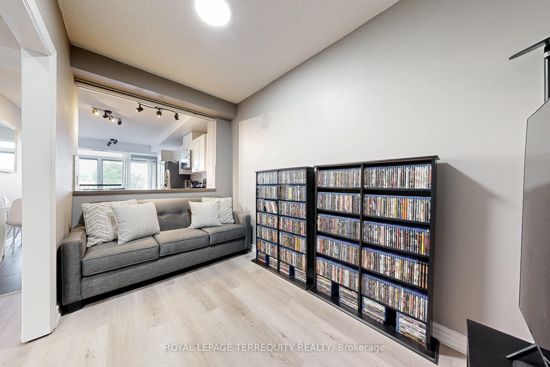 2 Bedrooms Condo at 200 Burnhamthorpe, Mississauga For sale