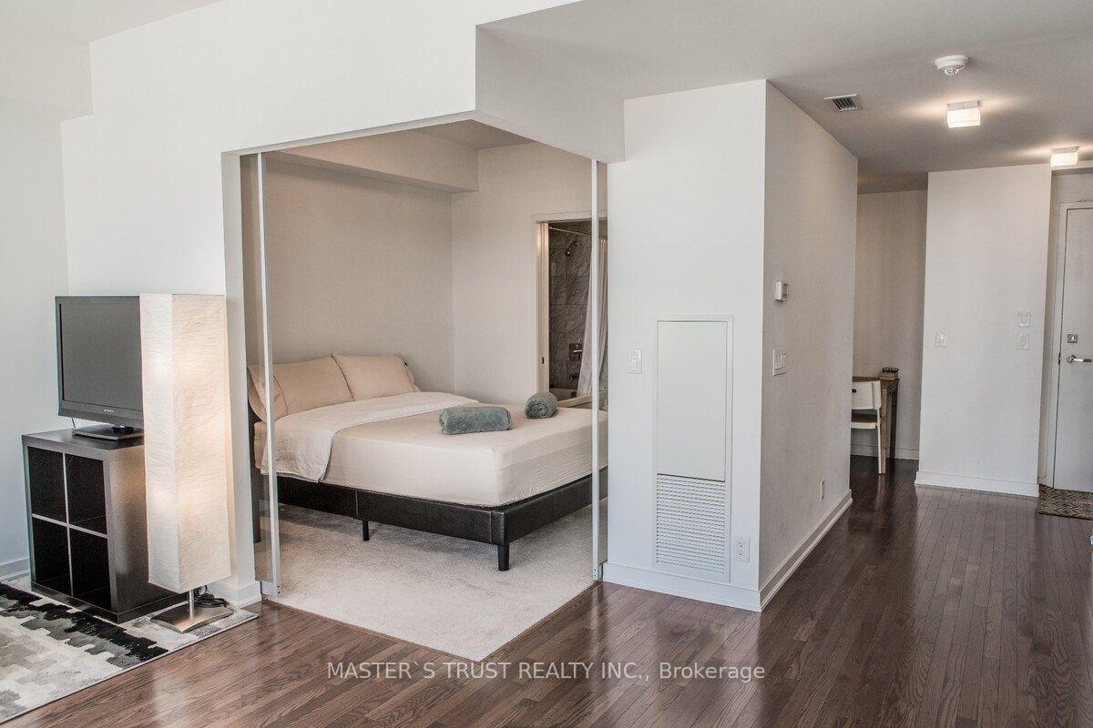 2 Bedrooms Condo at 14 York, Toronto For sale