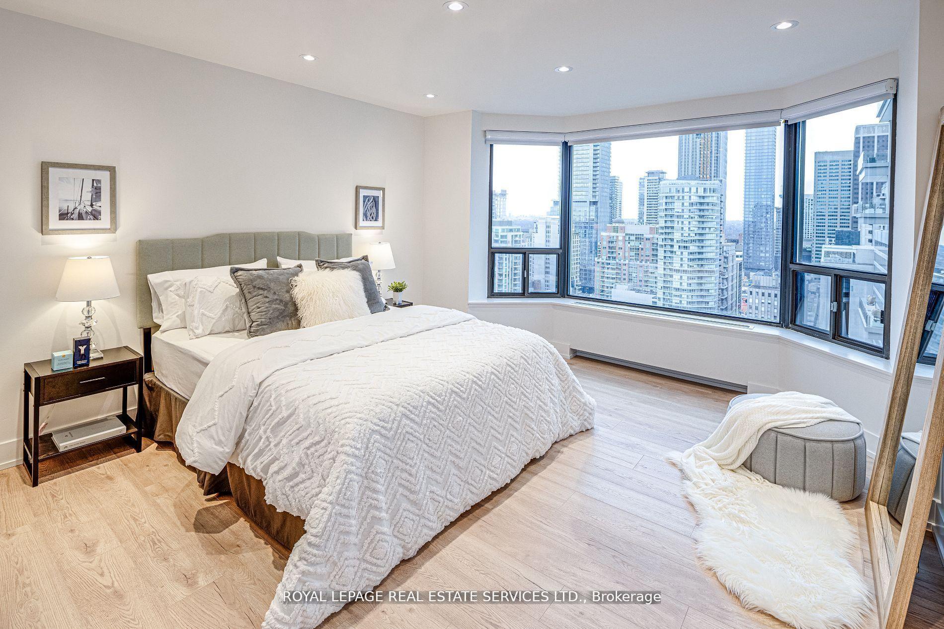 2 Bedrooms Condo at 175 Cumberland, Toronto For sale