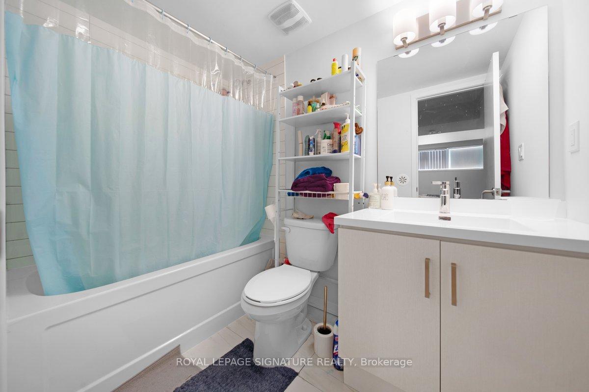 2 Bedrooms Condo at 151 Honeycrisp, Vaughan For sale