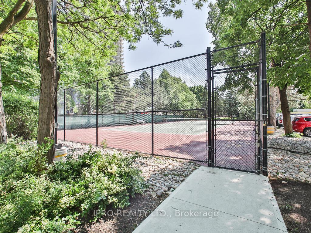 3 Bedrooms Condo at 330 Rathburn, Mississauga For sale