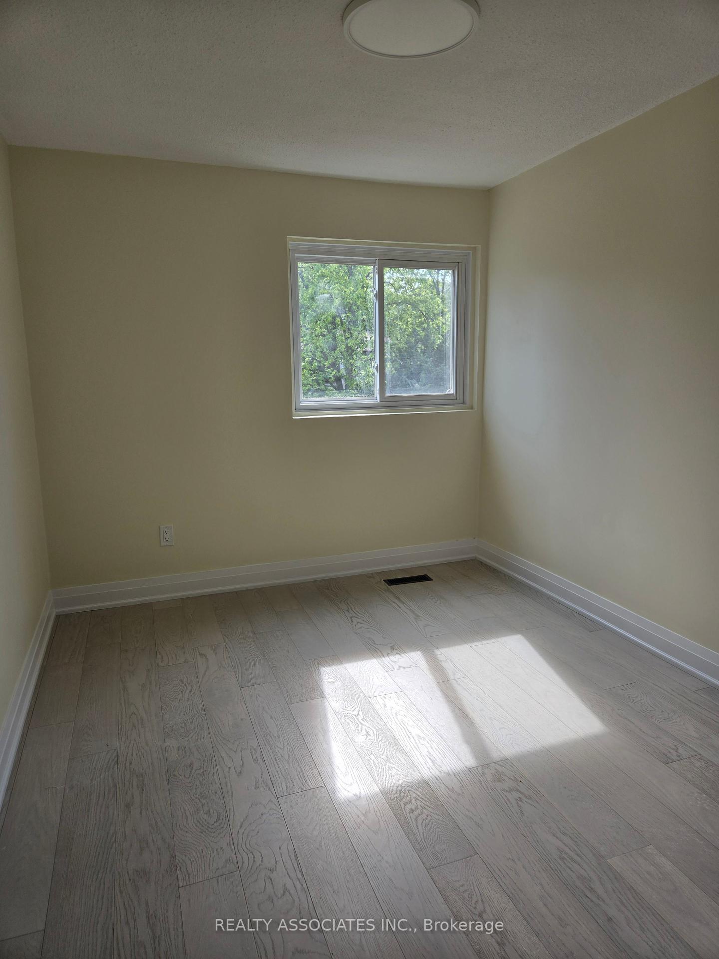 3 Bedrooms Condo at 2 Stonehill, Toronto For sale