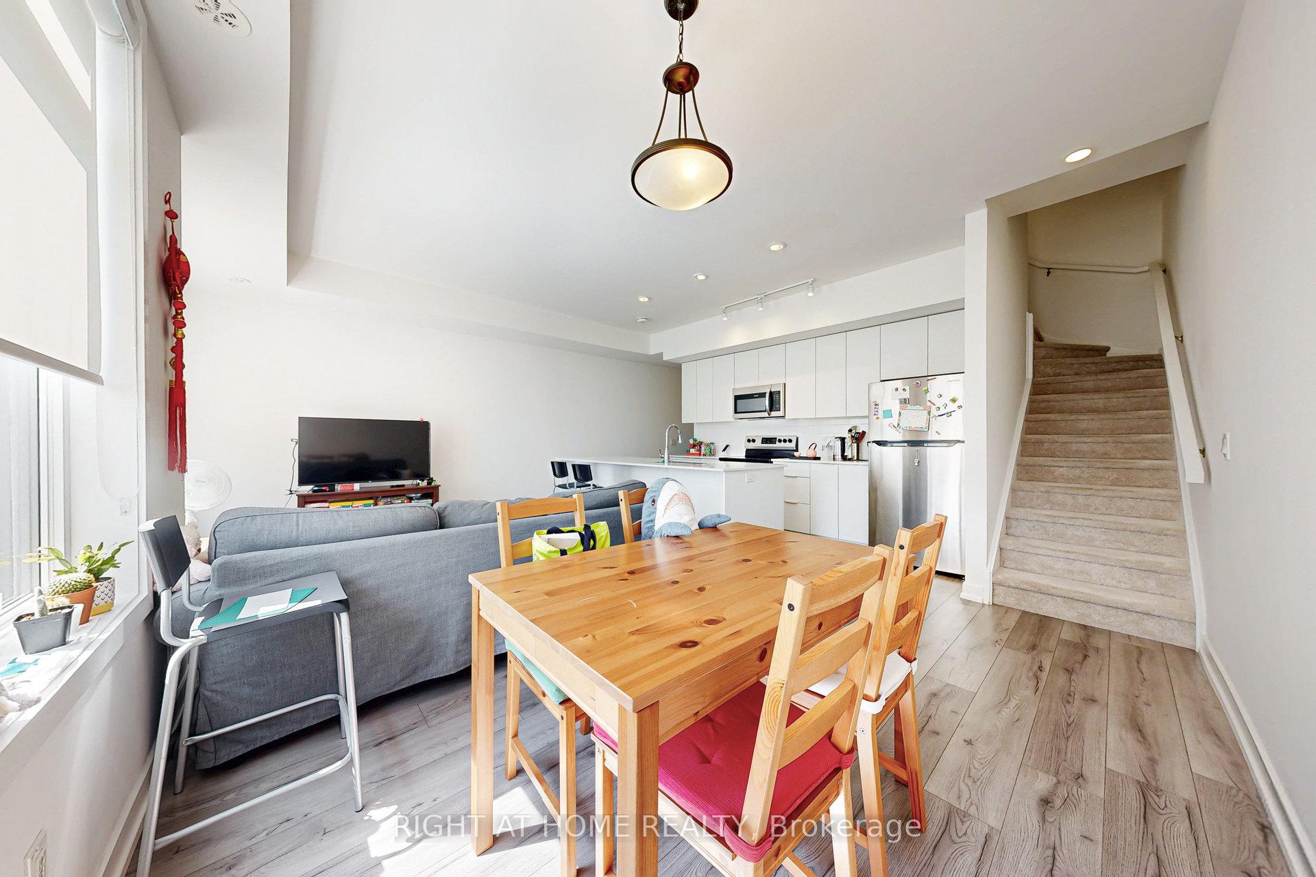 2 Bedrooms Condo at 3058 Sixth, Oakville For sale