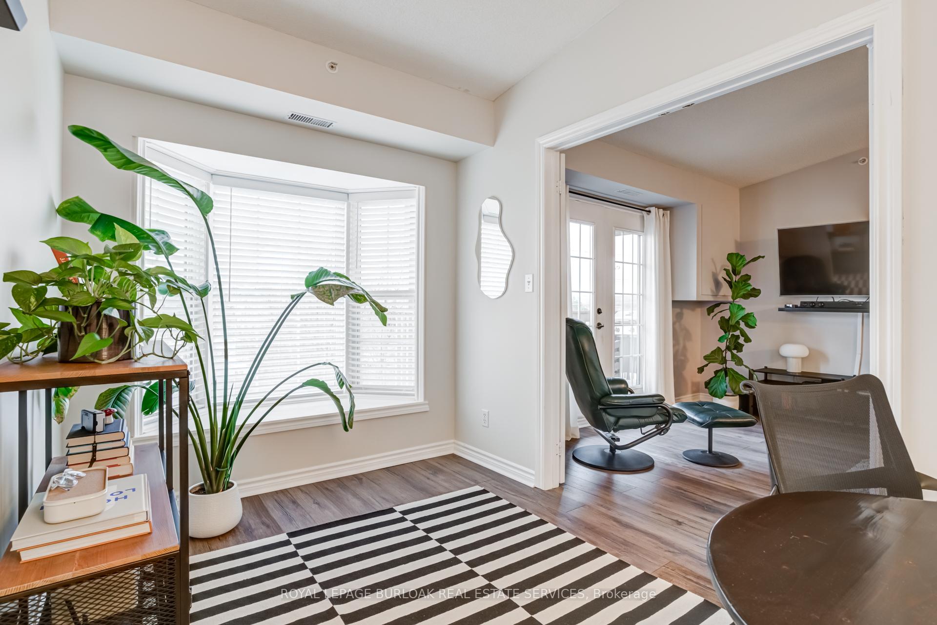 2 Bedrooms Condo at 4003 Kilmer, Burlington For sale