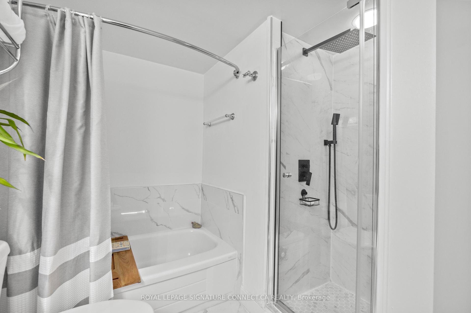 2 Bedrooms Condo at 75 King, Mississauga For sale