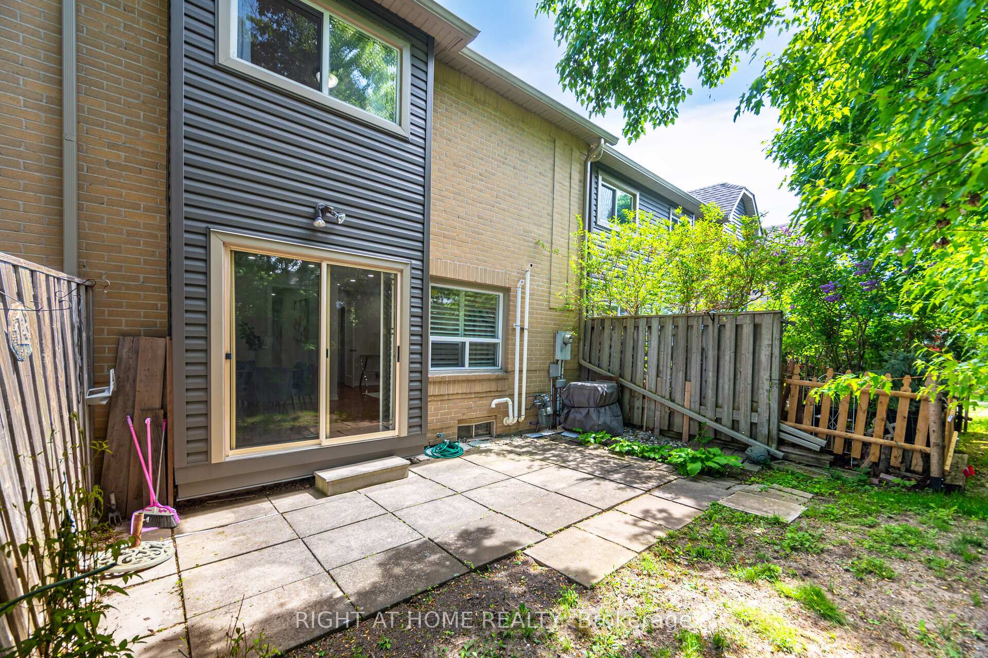 3 Bedrooms Condo at 3600 Colonial, Mississauga For sale