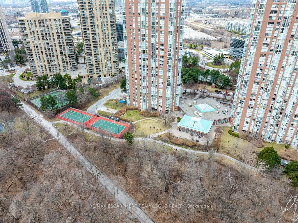 3 Bedrooms Condo at 7 Concorde, Toronto For sale