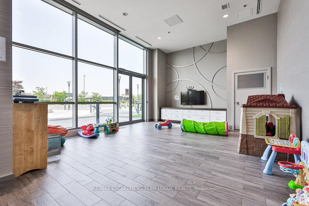 2 Bedrooms Condo at 2081 Fairview,  Burlington For sale