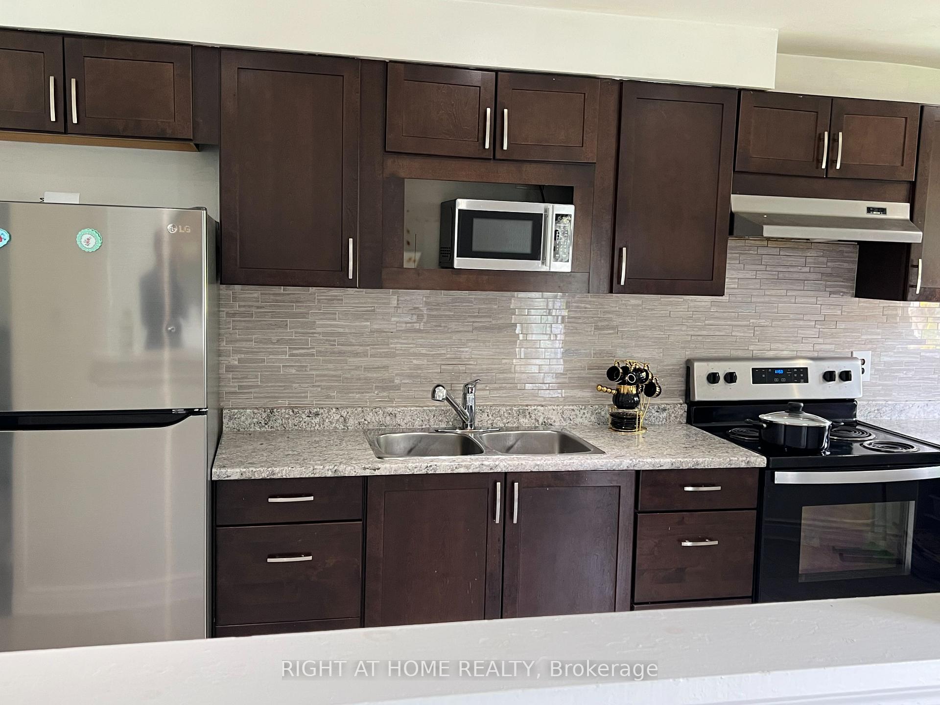 5 Bedrooms Condo at 3040 Constitution, Mississauga For sale