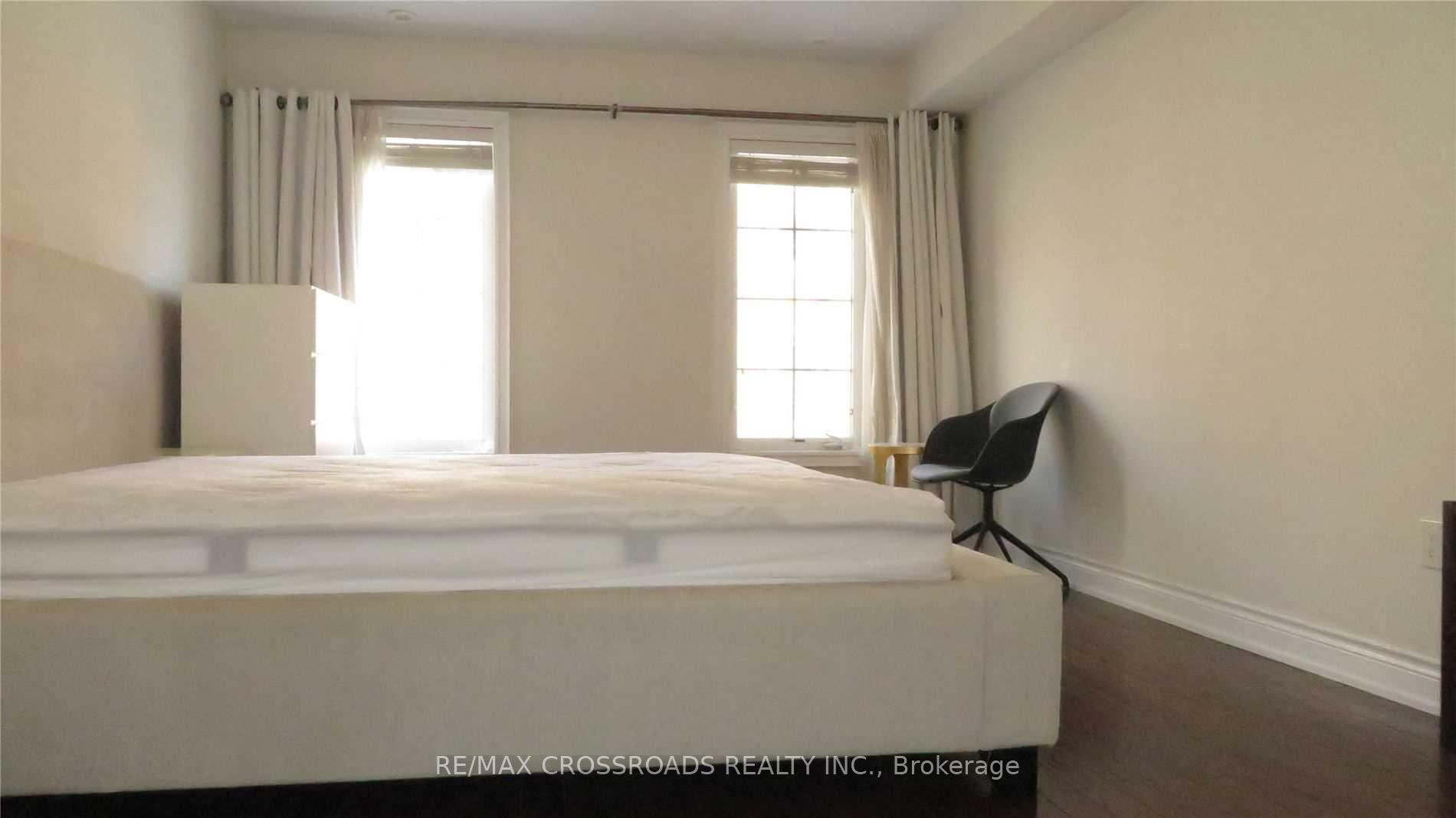 4 Bedrooms Condo at 20 Hargrave, Toronto For sale