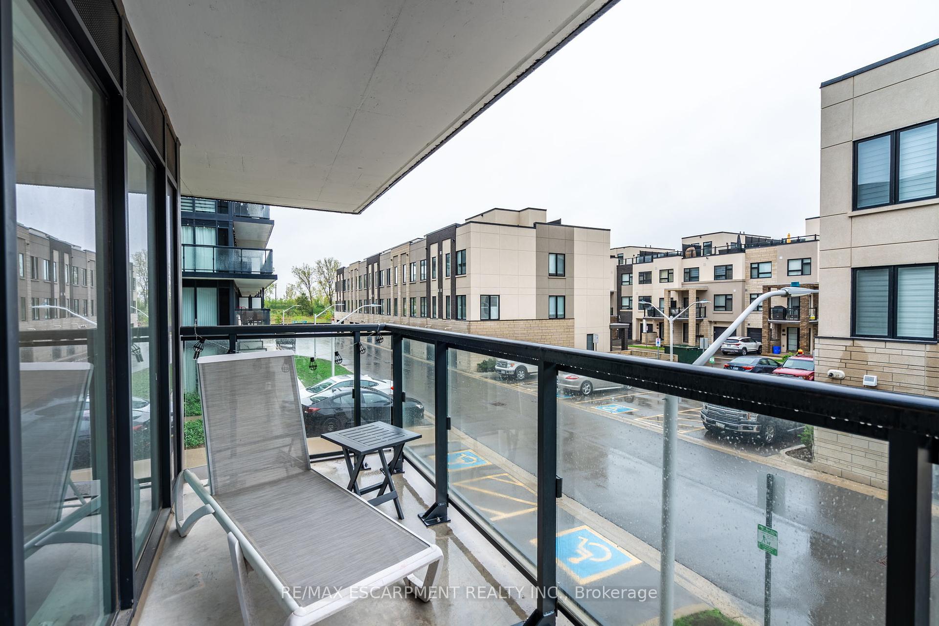 2 Bedrooms Condo at 1119 COOKE, Burlington For sale