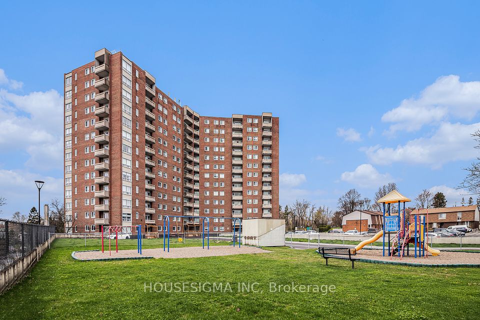 915 Elmsmere