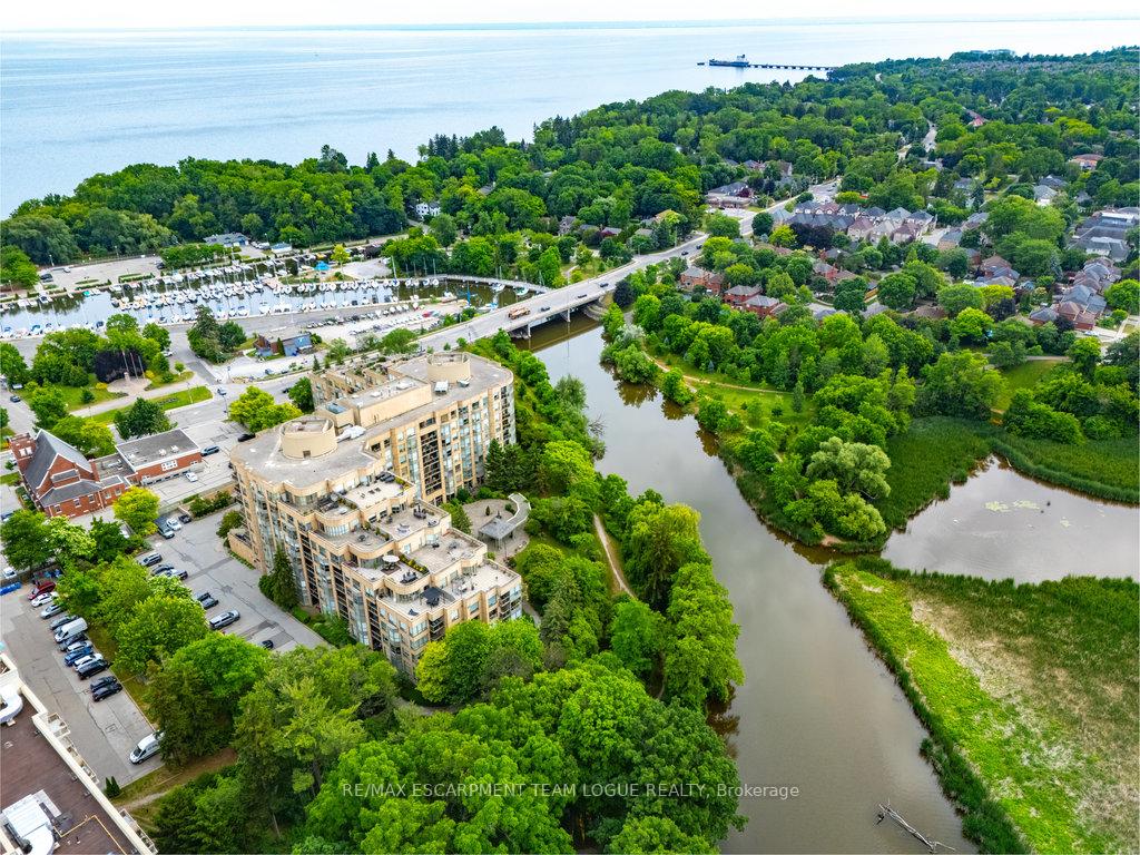 2 Bedrooms Condo at 2511 Lakeshore, Oakville For sale