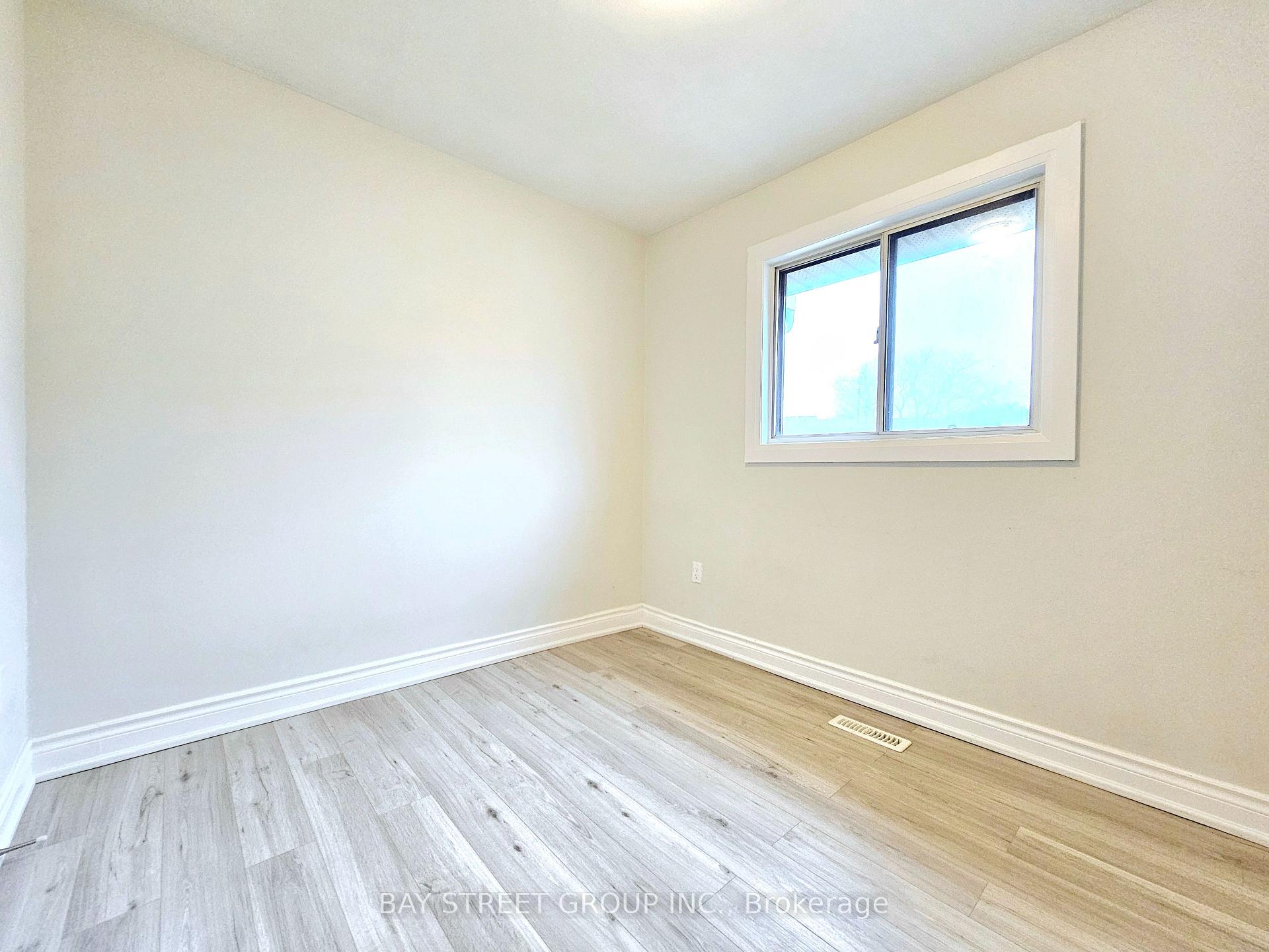 3 Bedrooms Condo at 2779 Gananoque, Mississauga For sale