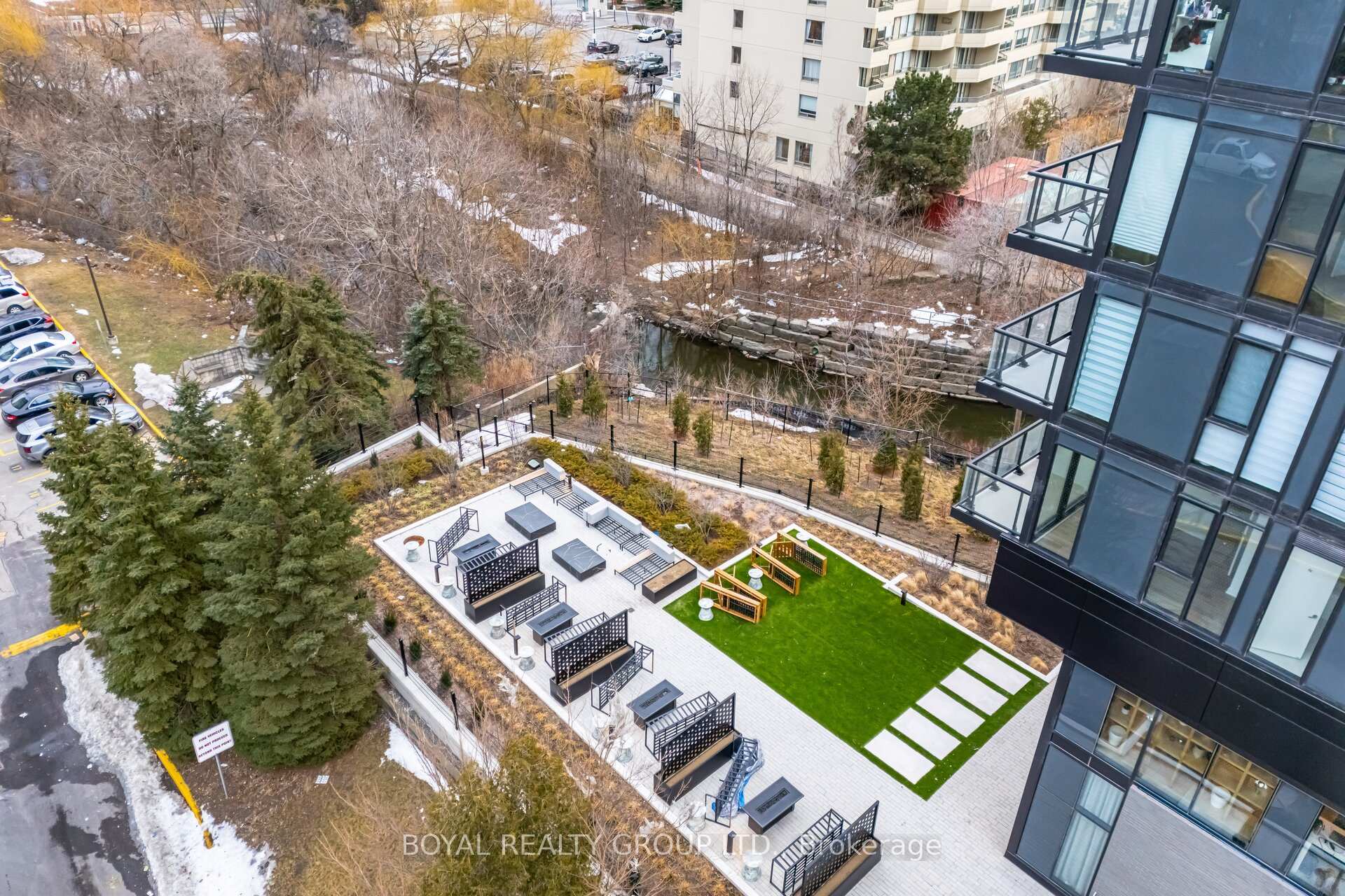 2 Bedrooms Condo at 86 Dundas, Mississauga For sale