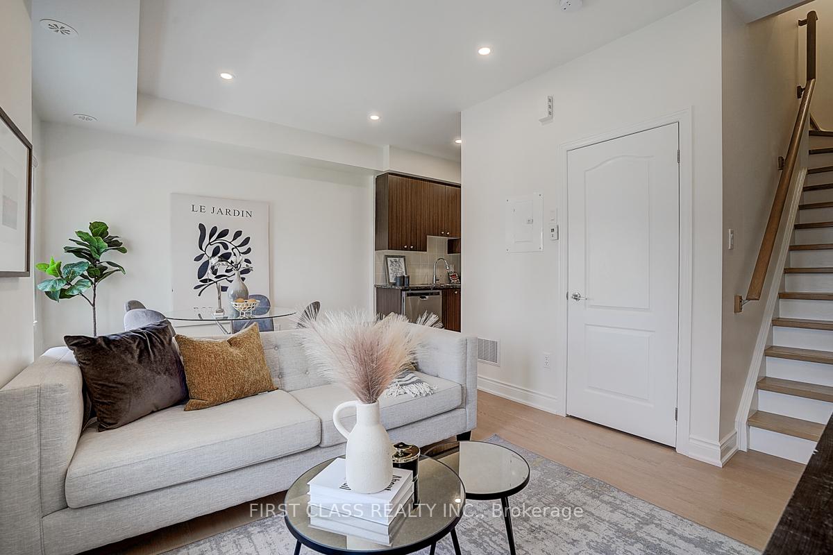 3 Bedrooms Condo at 17 Coneflower,  Toronto For sale
