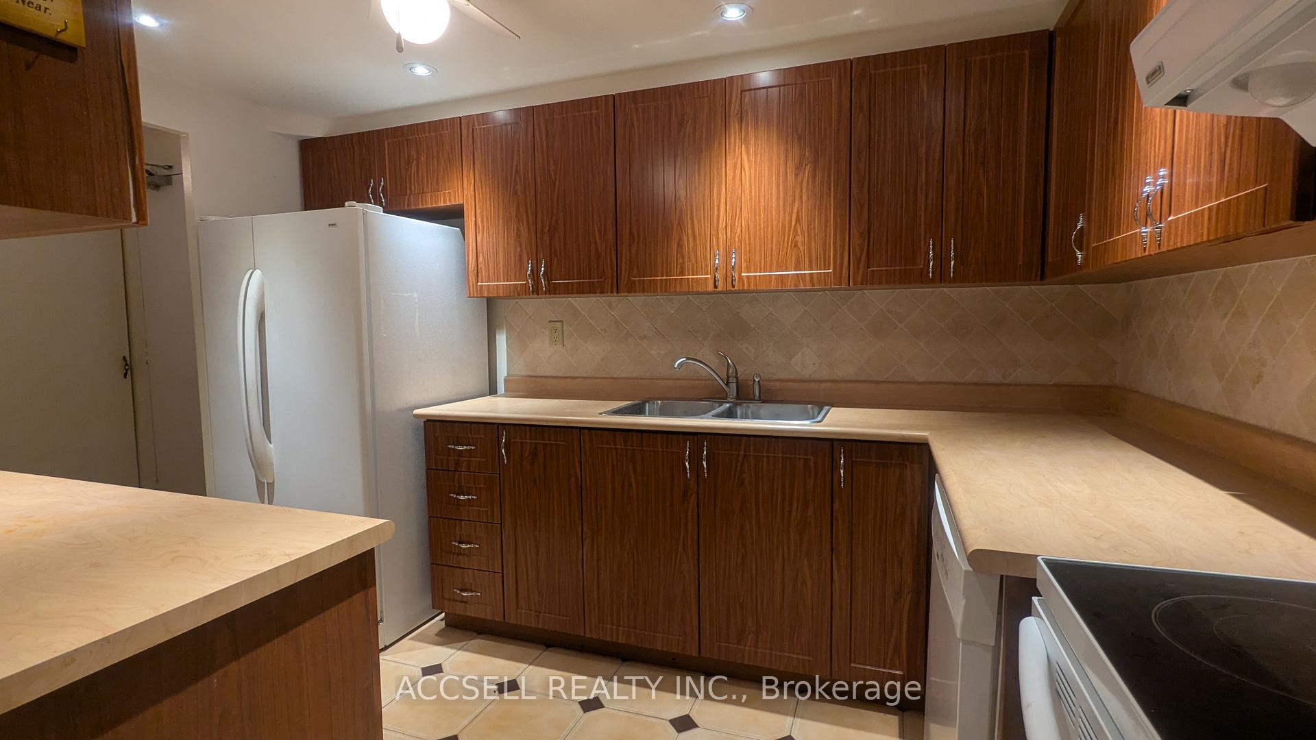3 Bedrooms Condo at 15 La Rose, Toronto For sale