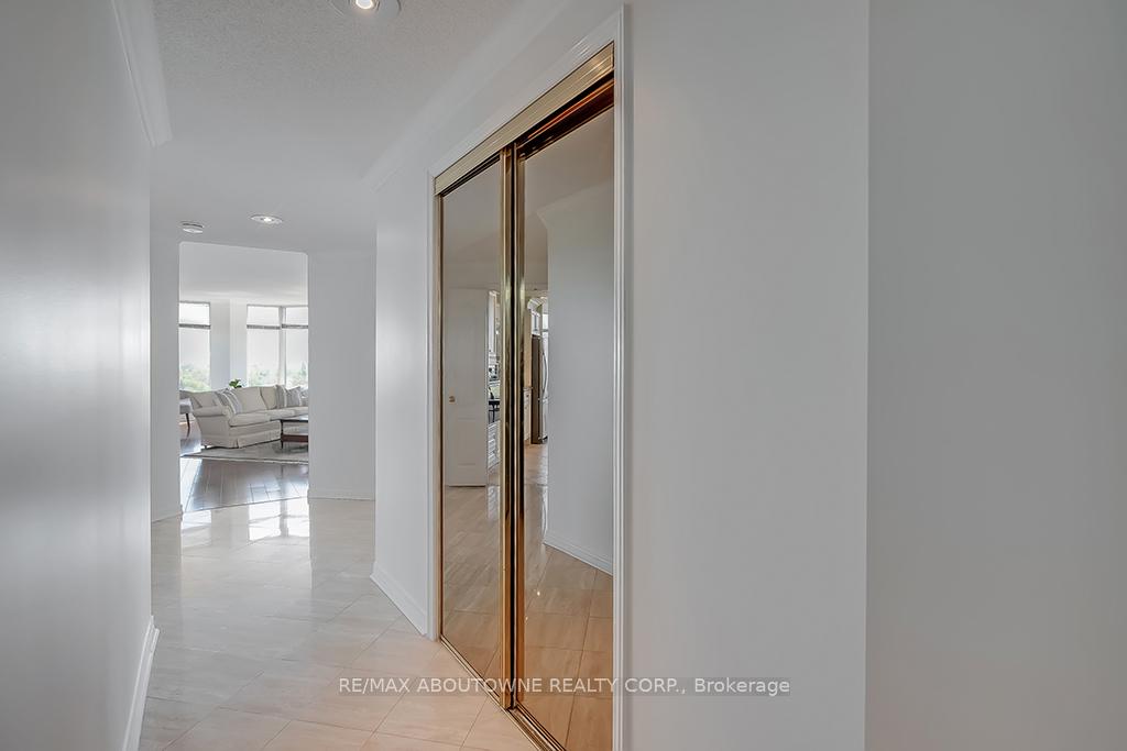 2 Bedrooms Condo at 1903 Pilgrims, Oakville For sale