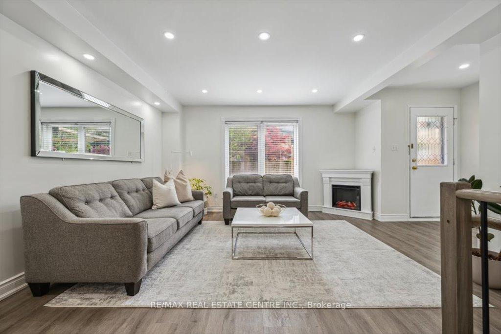 3 Bedrooms Condo at 5940 Glen Erin, Mississauga For sale