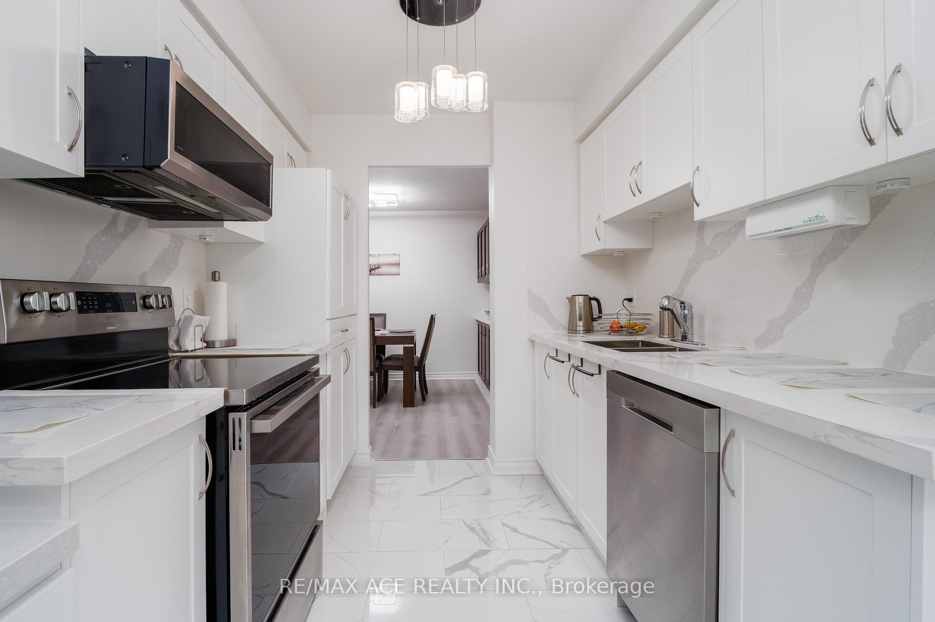 3 Bedrooms Condo at 61 Town Centre, Toronto For sale