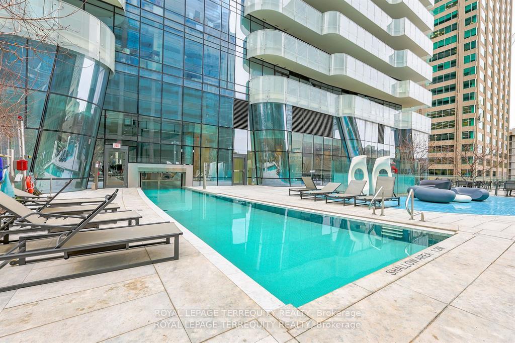 2 Bedrooms Condo at 1 Bloor, Toronto For sale