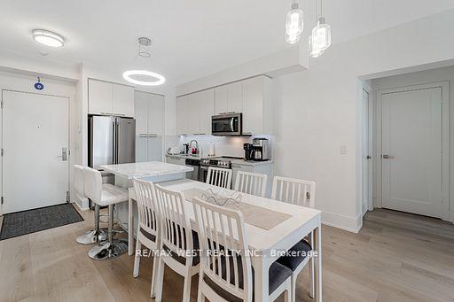 2 Bedrooms Condo at 70 Roehampton,  Toronto For sale