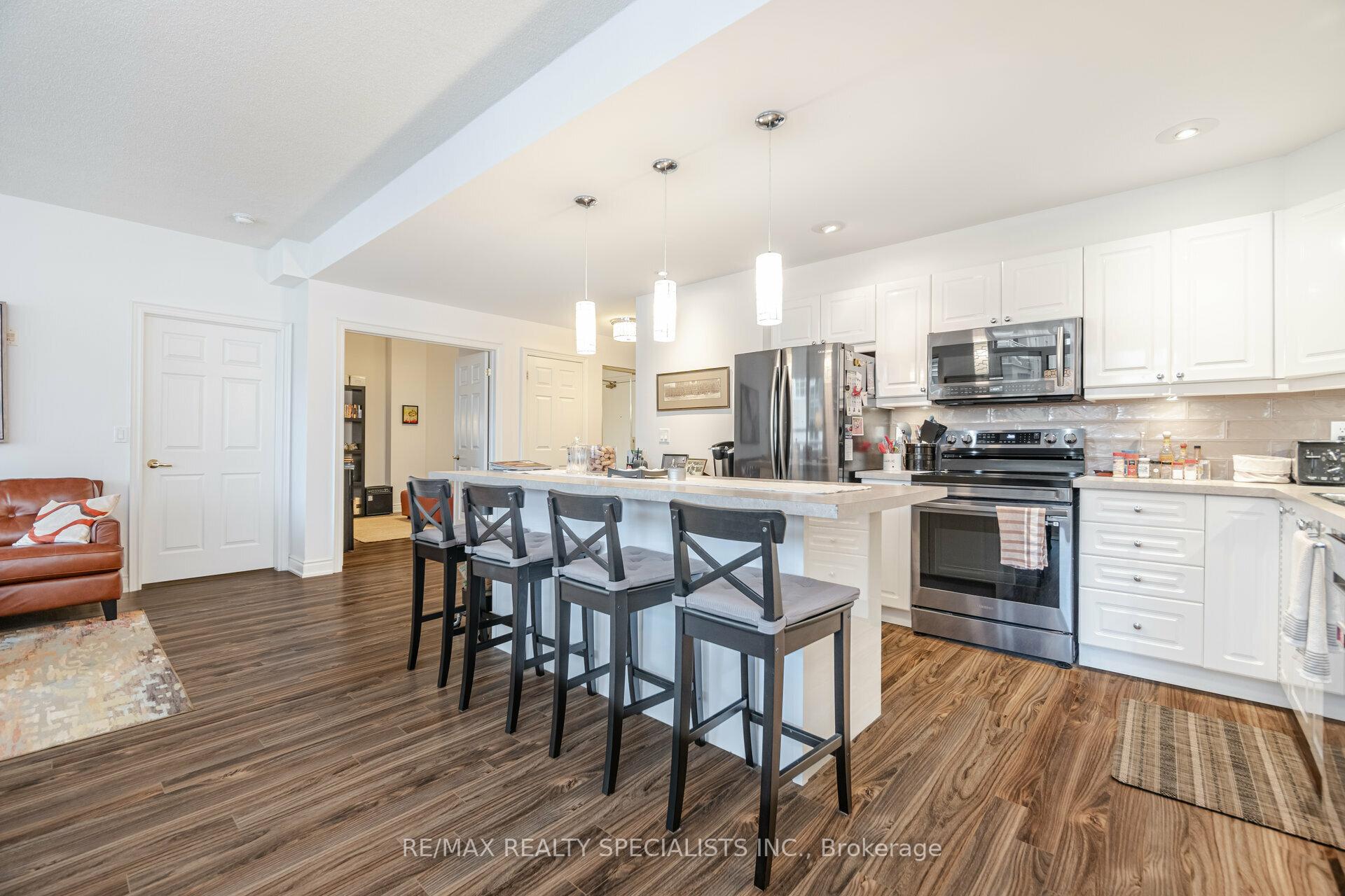 3 Bedrooms Condo at 399 Elizabeth, Burlington For sale