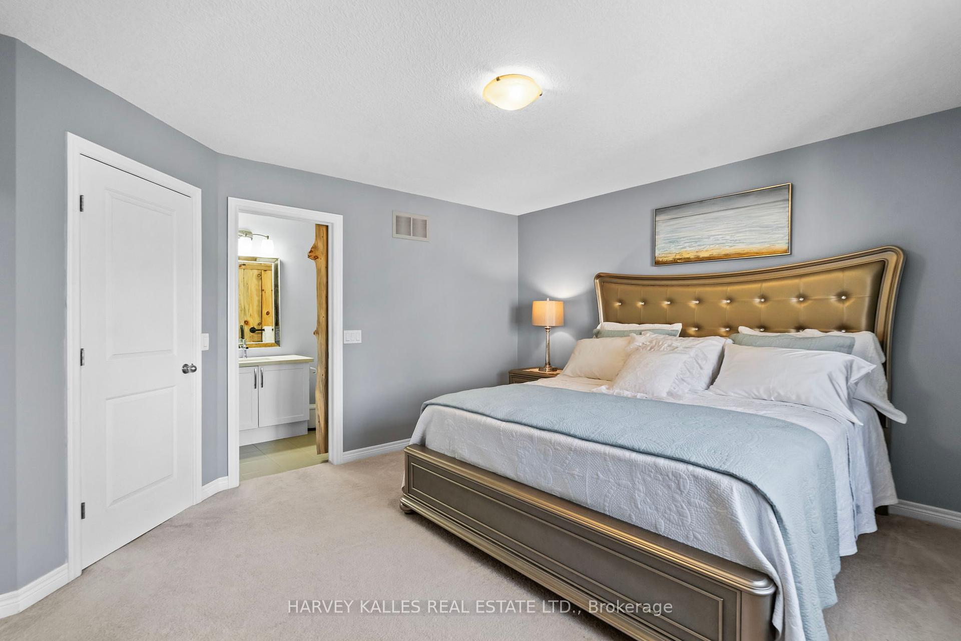 3 Bedrooms Condo at 3003 Glover, Burlington For sale
