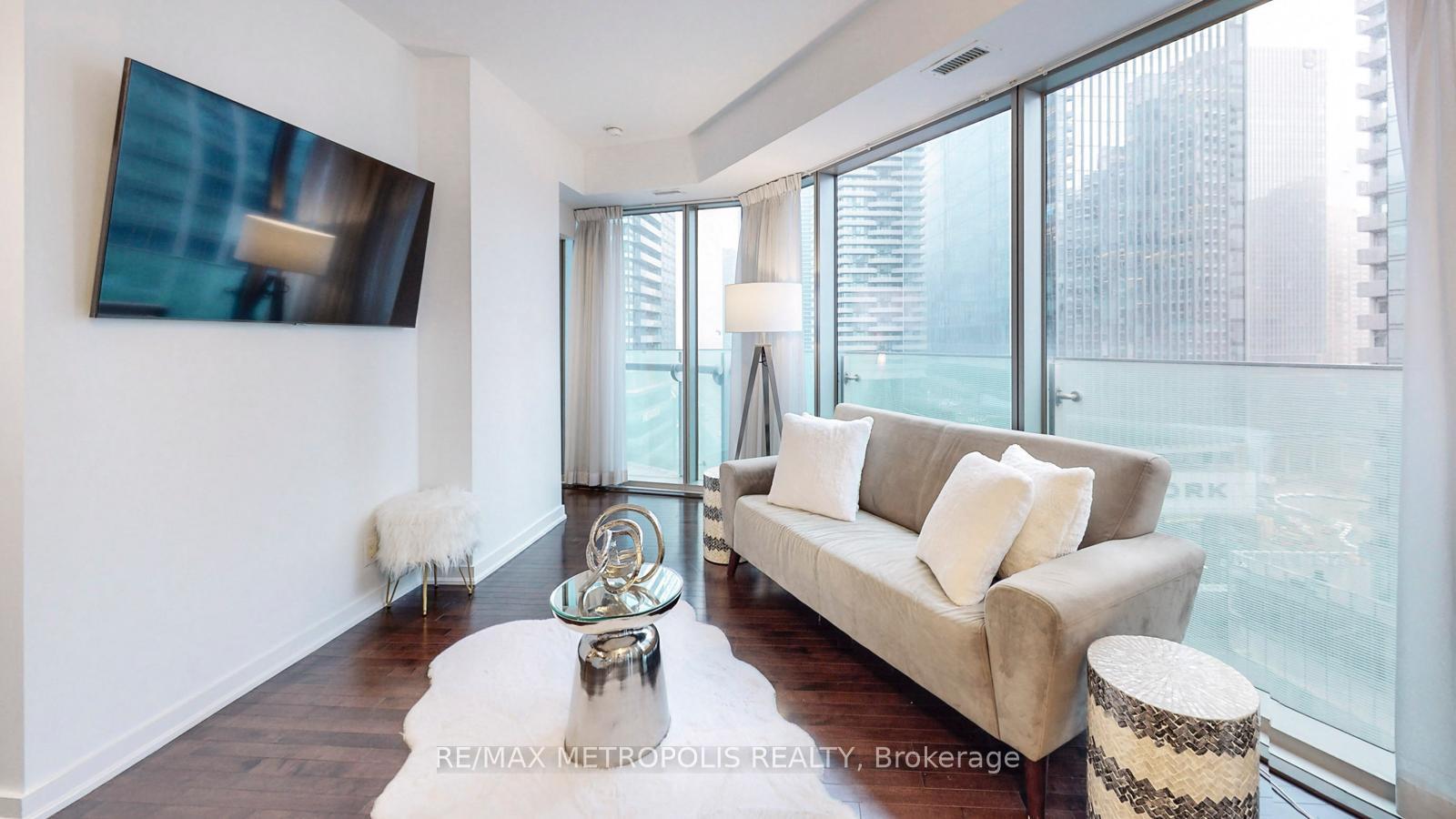 2 Bedrooms Condo at 12 York,  Toronto For sale