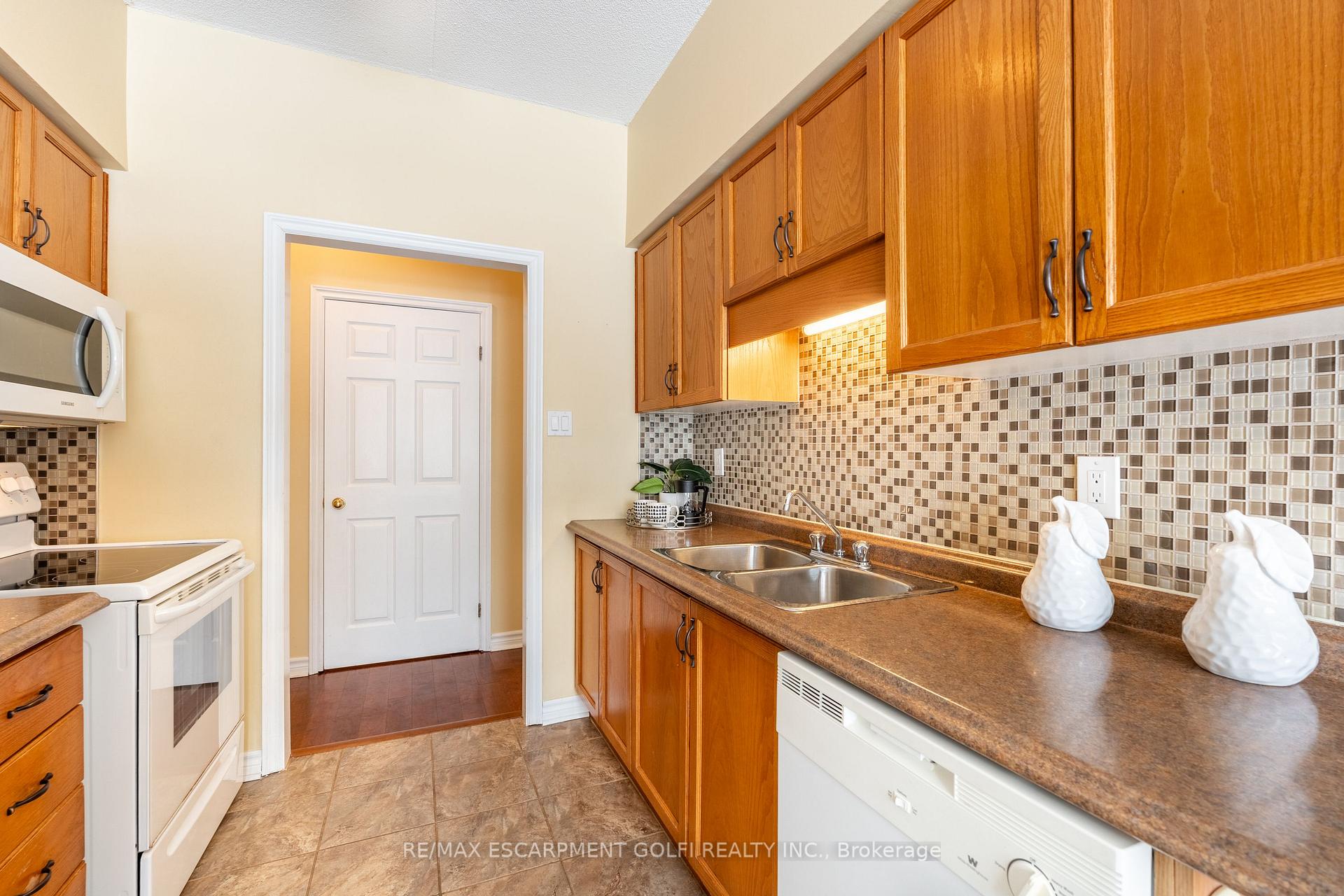 2 Bedrooms Condo at 416 LIMERIDGE,  Hamilton For sale