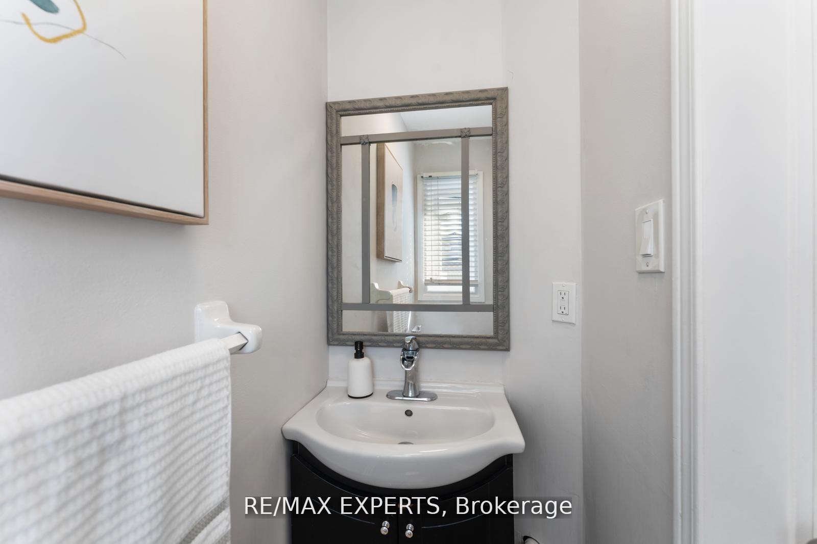 5 Bedrooms Condo at 1484 Torrington, Mississauga For sale