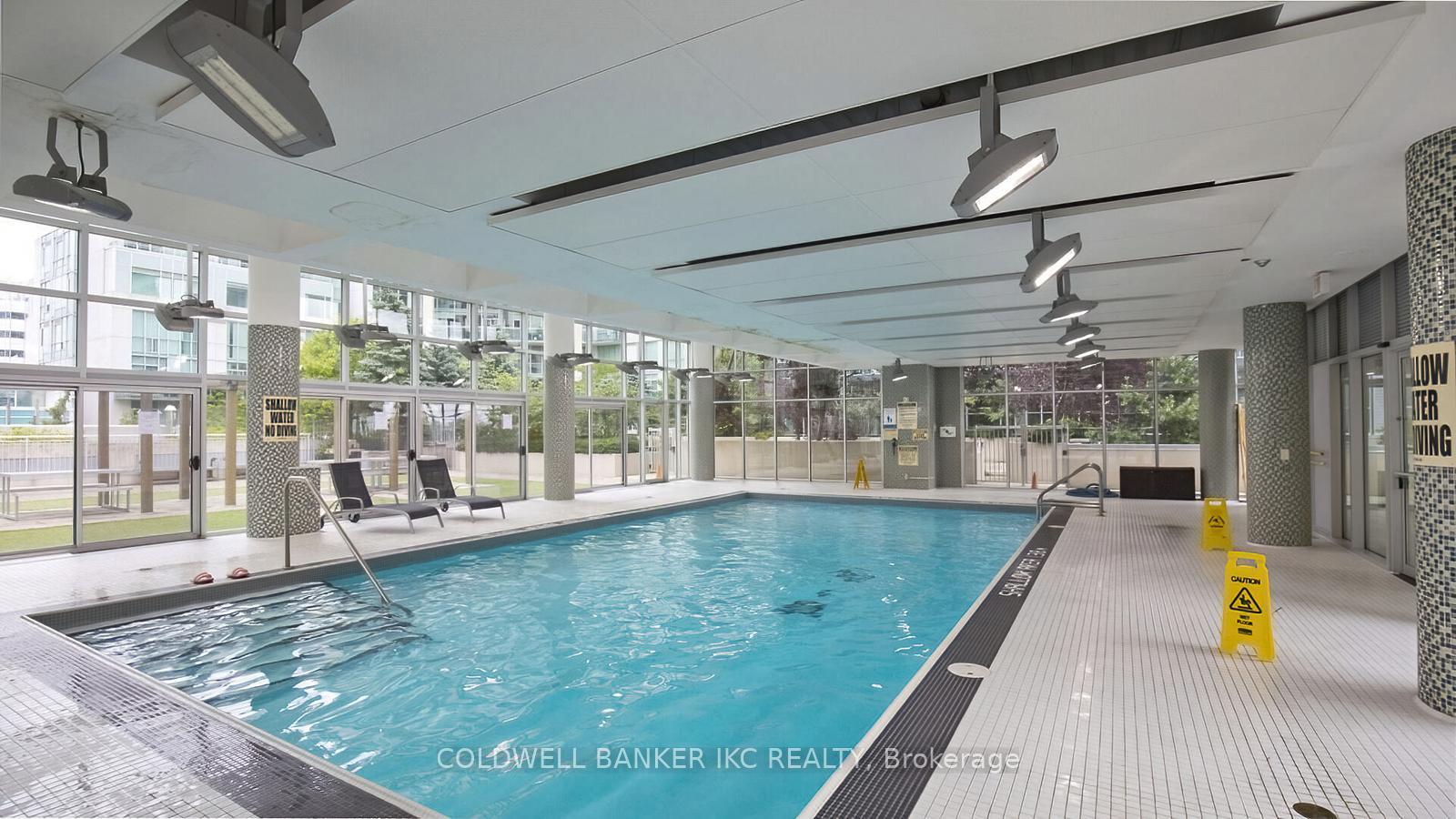 2 Bedrooms Condo at 223 Webb, Mississauga For sale