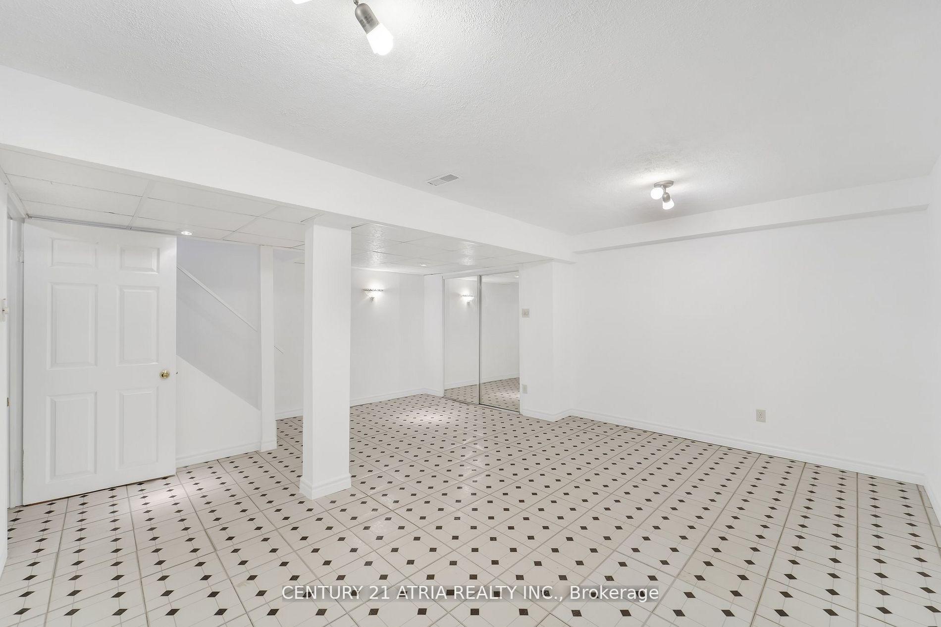 3 Bedrooms Condo at 1485 Torrington, Mississauga For sale