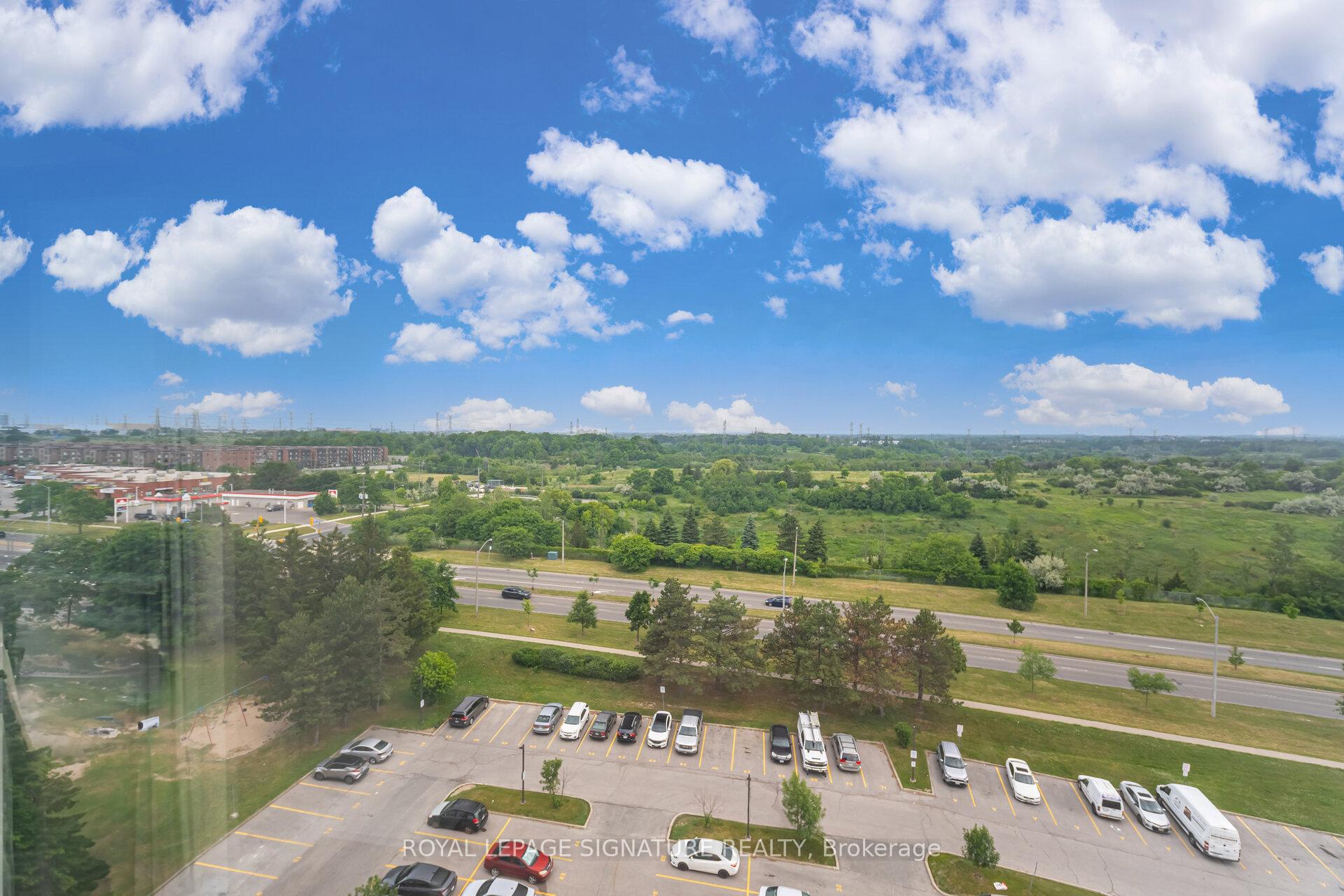 3 Bedrooms Condo at 10 Markbrook, Toronto For sale