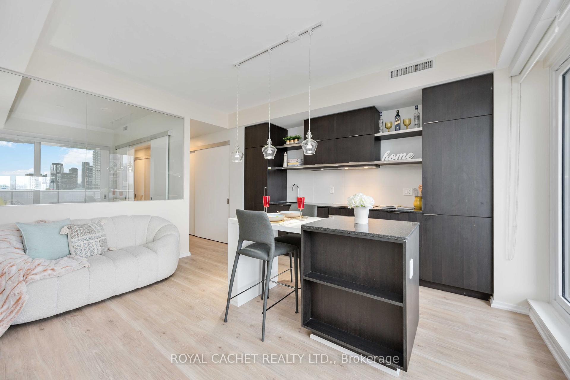 2 Bedrooms Condo at 197 Yonge,  Toronto For sale