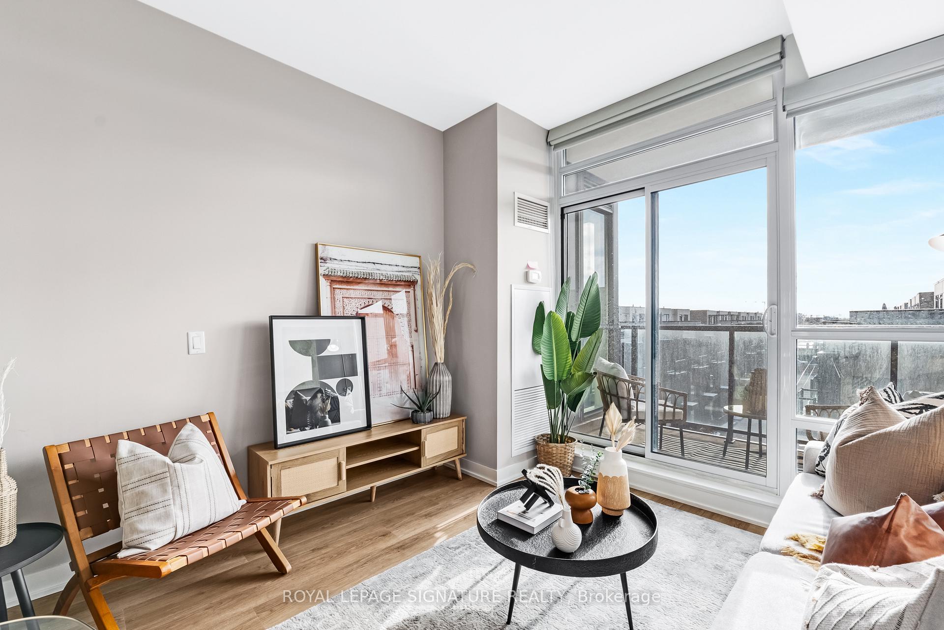 2 Bedrooms Condo at 8 Fieldway, Toronto For sale