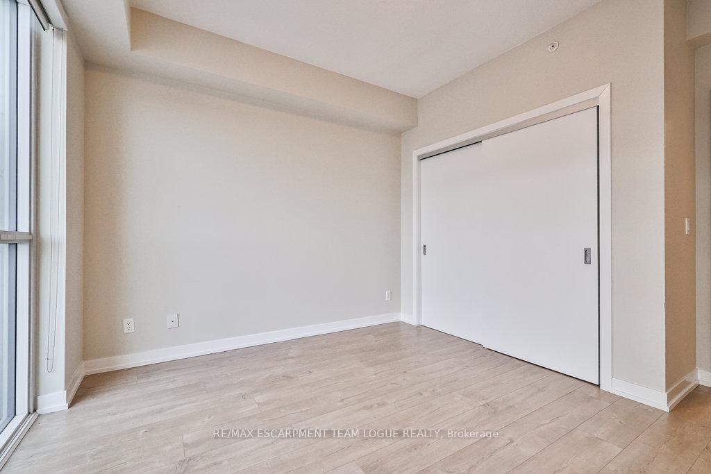 2 Bedrooms Condo at 2081 Fairview,  Burlington For sale