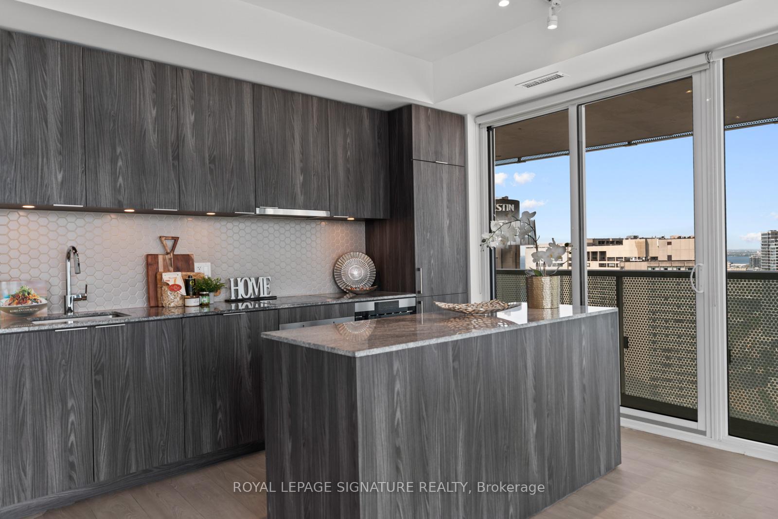3 Bedrooms Condo at 15 Queens, Toronto For sale