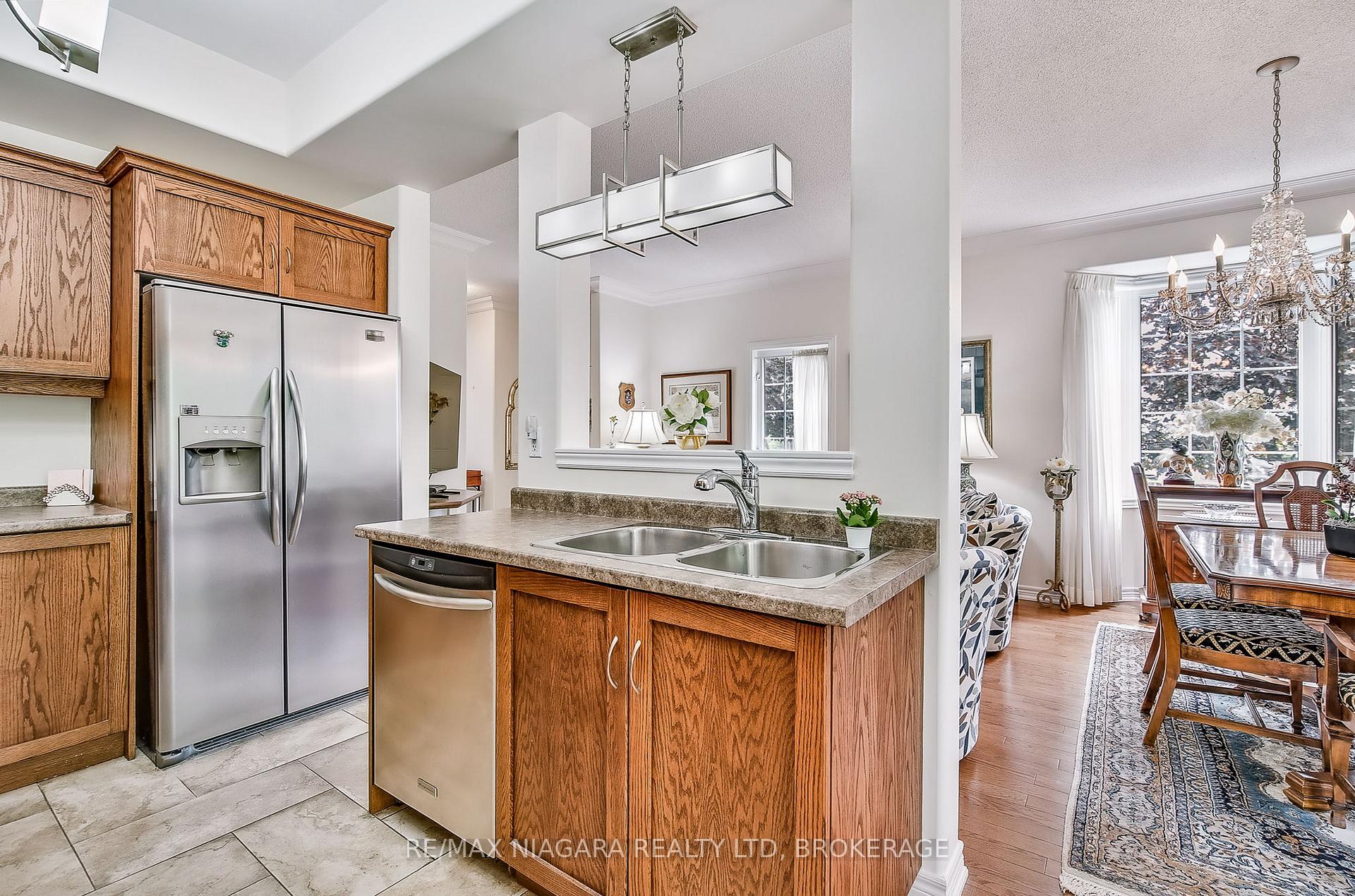3 Bedrooms Condo at 5 Liddycoat, Hamilton For sale