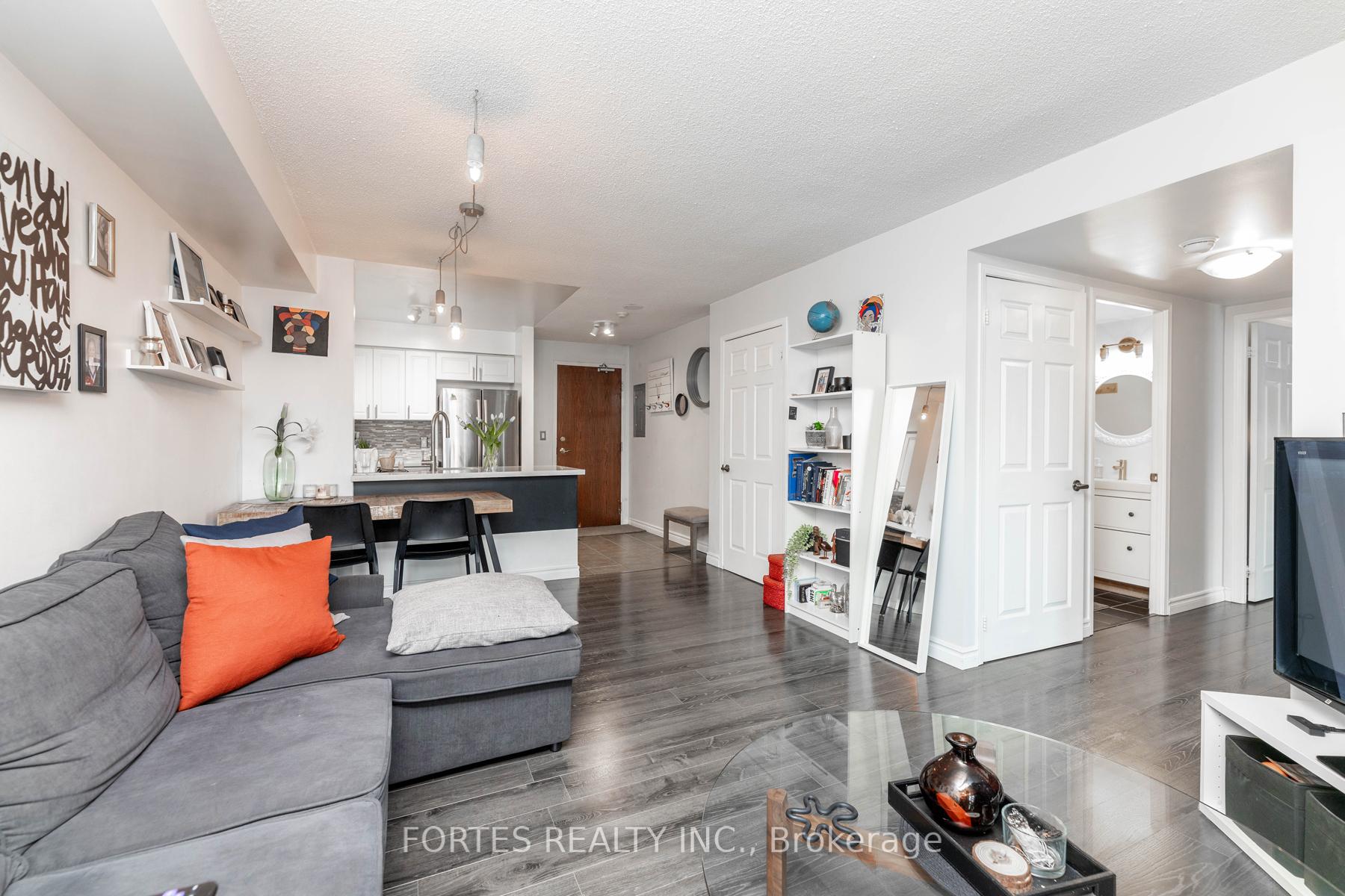 2 Bedrooms Condo at 9 Michael Power,  Toronto For sale