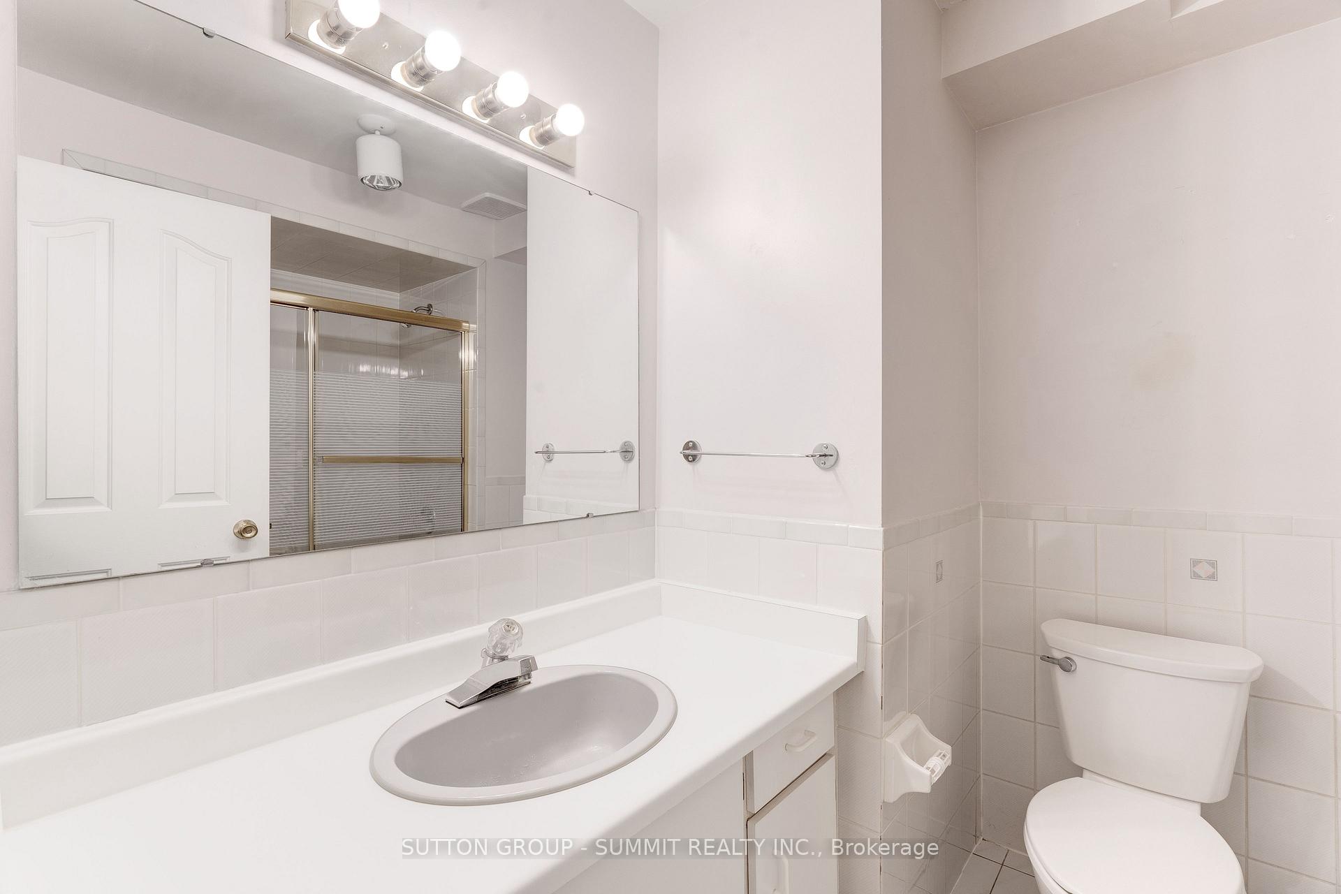 2 Bedrooms Condo at 3050 Pinemeadow, Burlington For sale