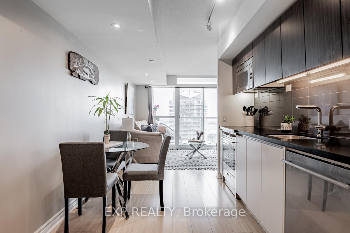 2 Bedrooms Condo at 85 Queens Wharf, Toronto For sale