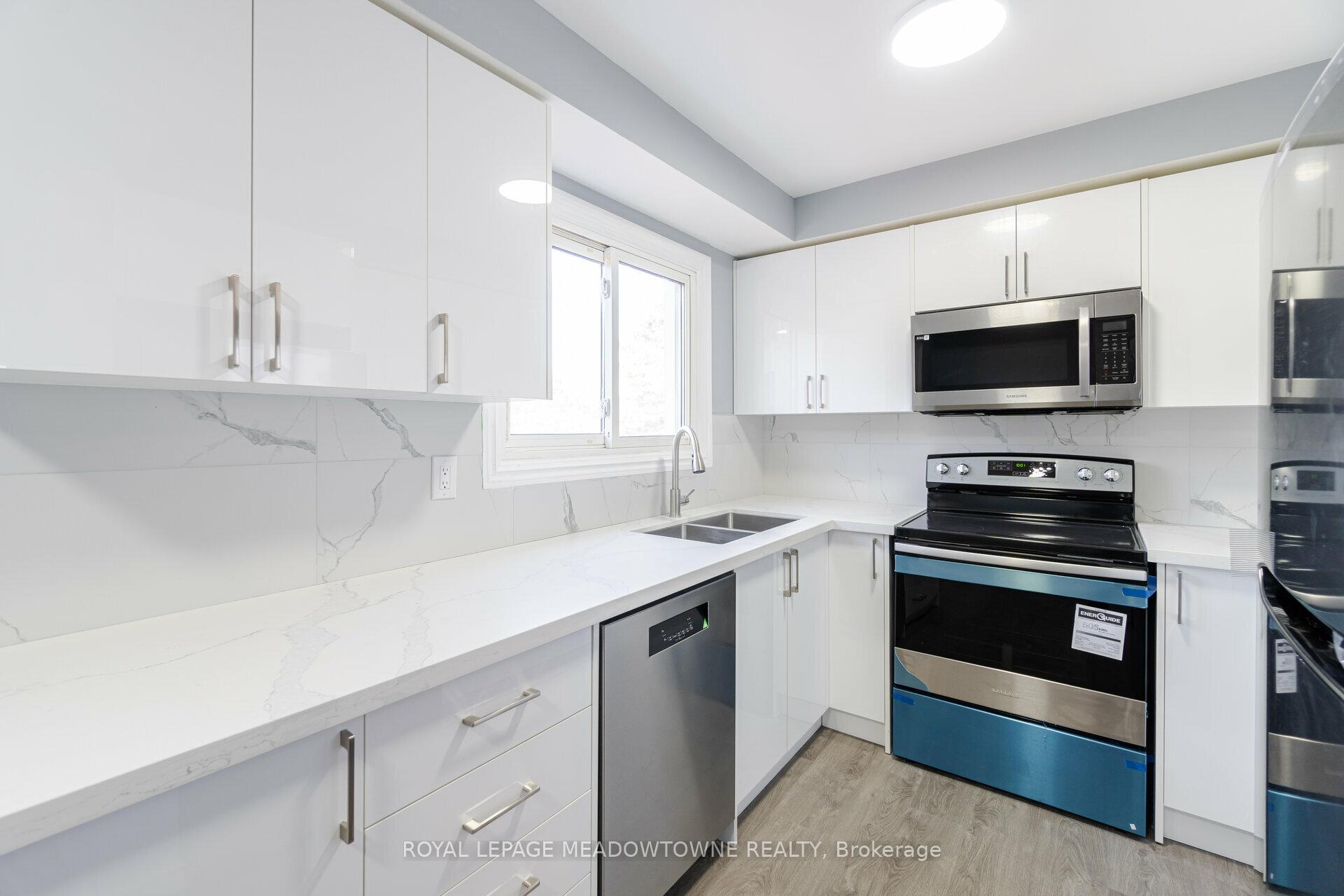 3 Bedrooms Condo at 11 Harrisford, Hamilton For sale