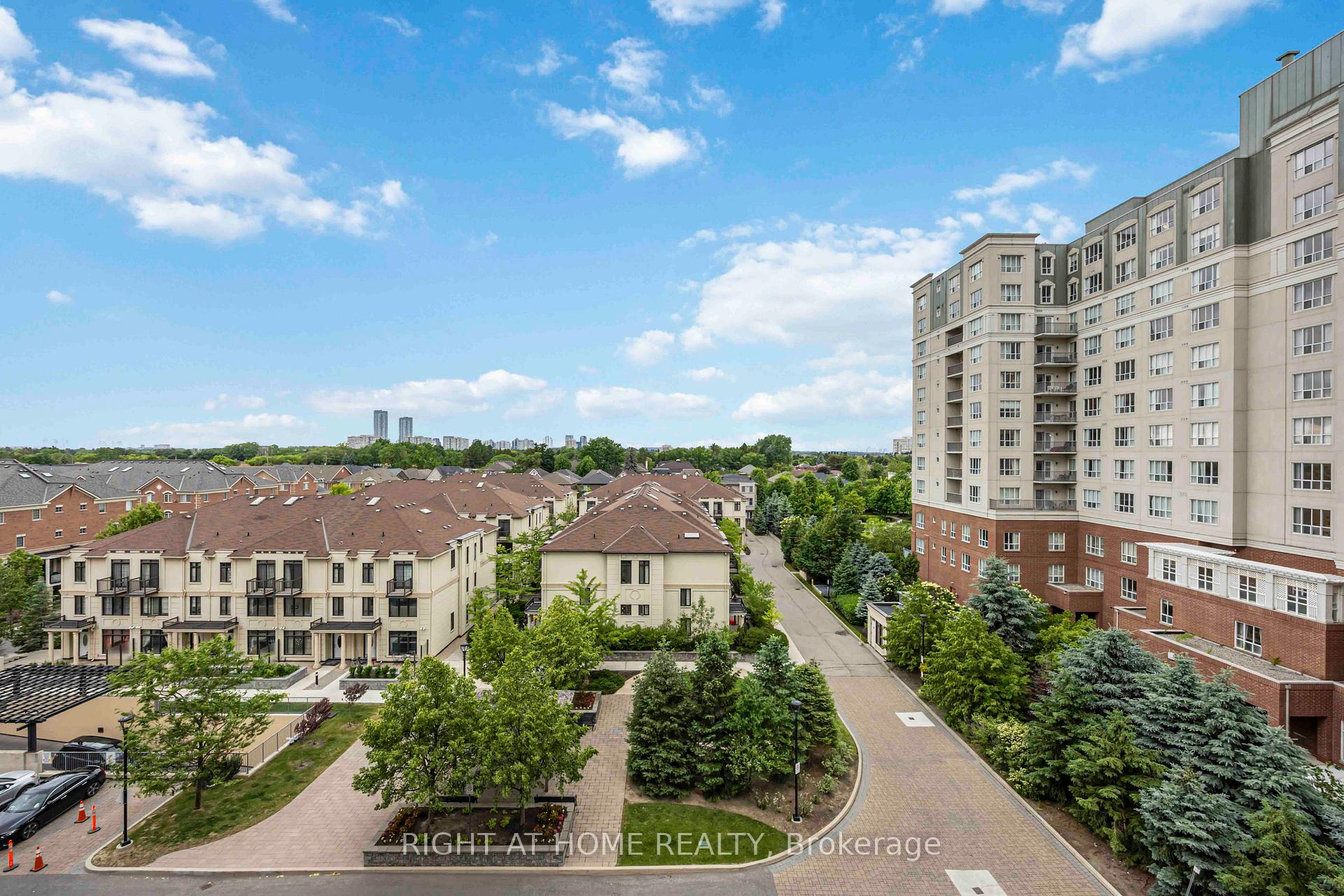 2 Bedrooms Co-op at 520 Steeles, Vaughan For sale