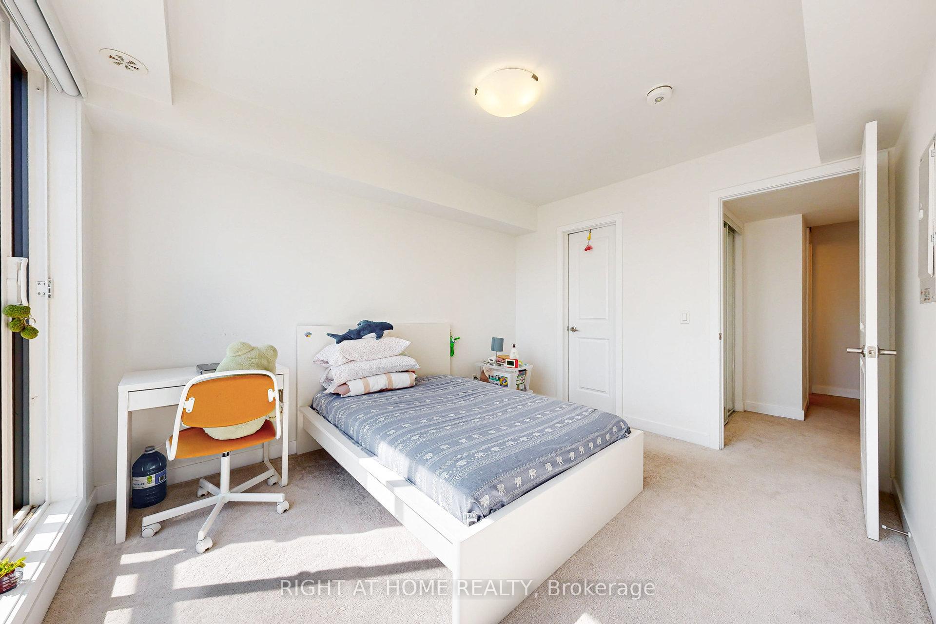 2 Bedrooms Condo at 3058 Sixth, Oakville For sale