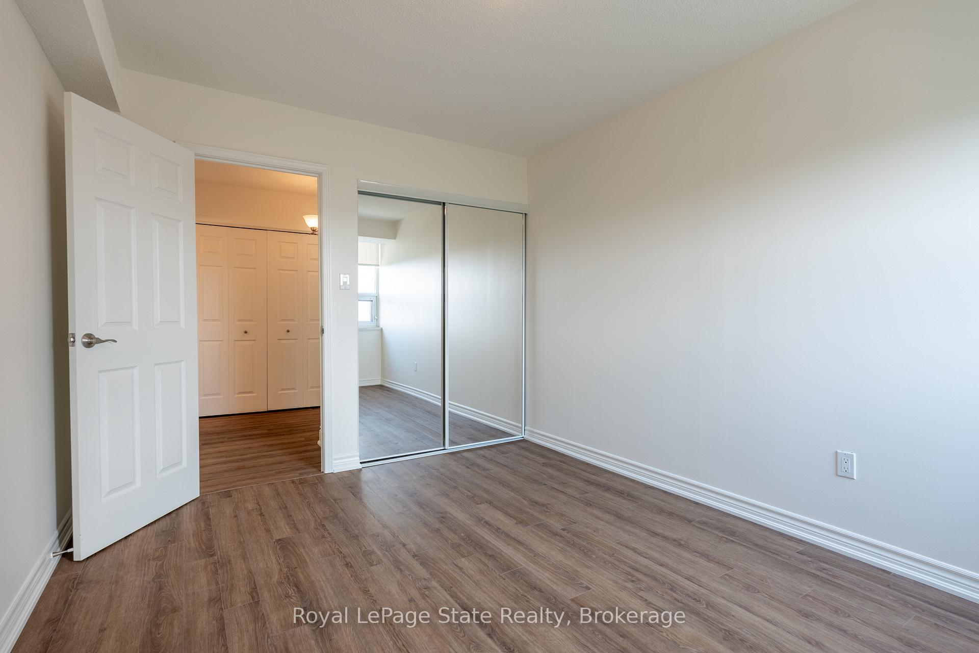 2 Bedrooms Condo at 500 Green,  Hamilton For sale