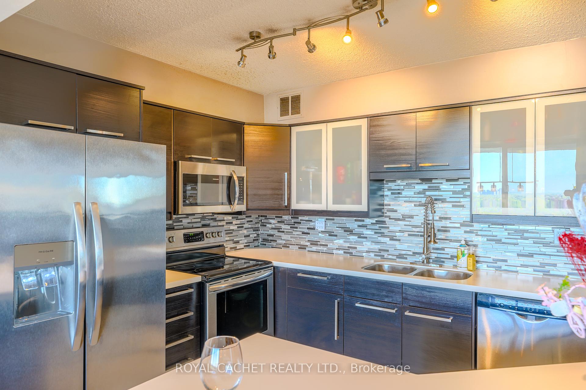 3 Bedrooms Condo at 75 Graydon Hall, Toronto For sale